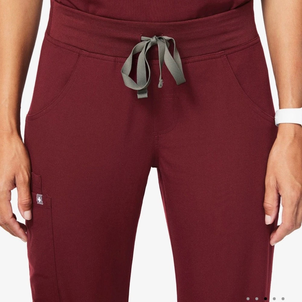 Figs Kade in burgundy